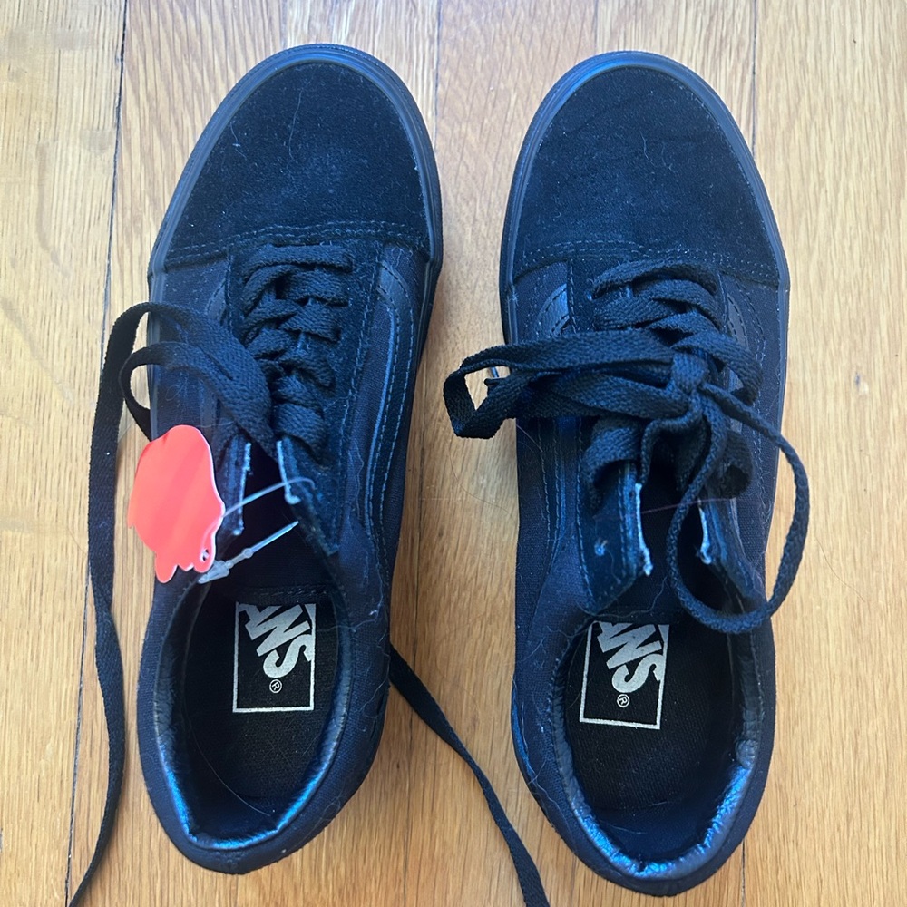 Black Vans off the walls size 5.5 US woman , size 4 US male. Never been worn